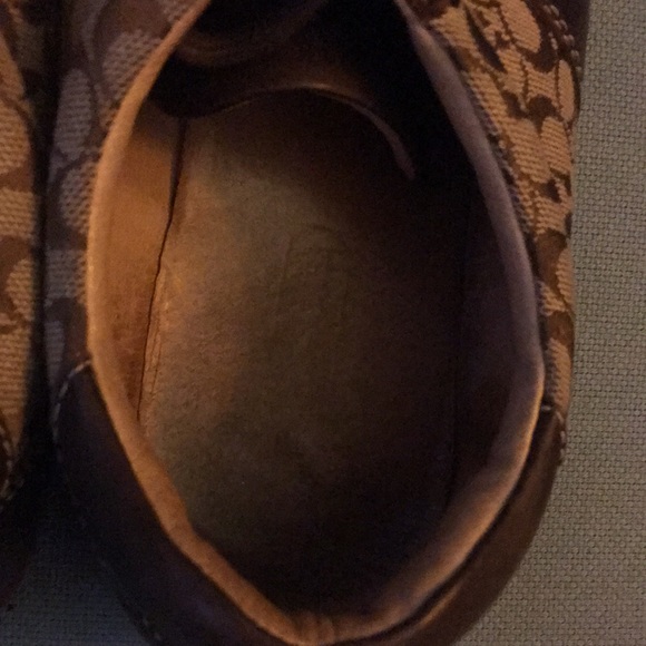 There’s serial numbers in the insole . The leather sole coach insignia size 9 m - Picture 6 of 7